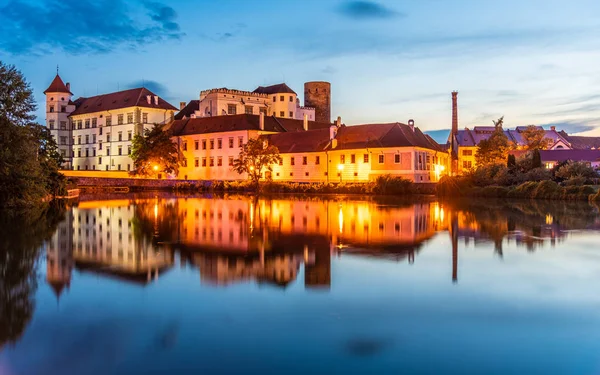 Jindrichuv hradec Burg bei Nacht. Spiegelung im Wasser. Tschechische Republik — Stockfoto