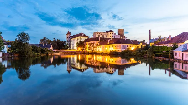 Castello di Jindrichuv Hradec di notte. Riflessione nell'acqua. Repubblica ceca — Foto Stock