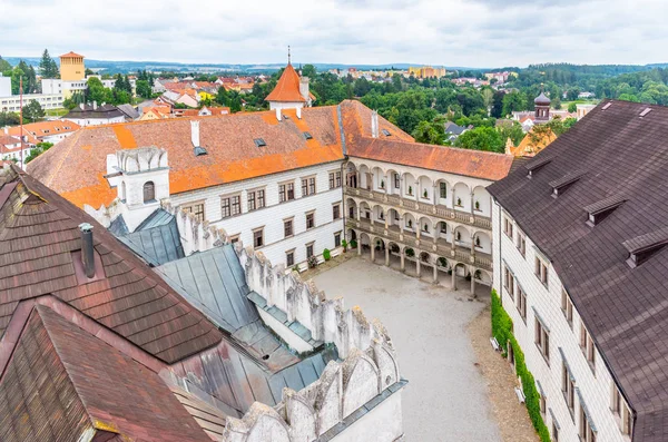 Grandi portici archi rinascimentali bianchi sul Terzo Cortile del Castello di Jindrichuv Hradec a Jindrichuv Hradec, Repubblica Ceca — Foto Stock