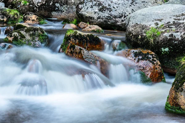 산 바위 강 흐름입니다. 장노출 샷 — 스톡 사진