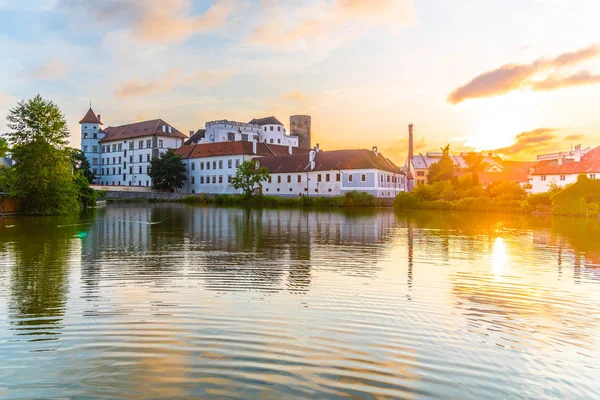 Jindrichuv hradec Burg bei Sonnenuntergang. spiegelt sich in dem kleinen Teich vajgar, jindrichuv hradec, Tschechische Republik — Stockfoto