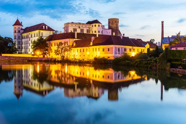 Castello di Jindrichuv Hradec di notte. Riflessione nell'acqua. Repubblica ceca — Foto Stock