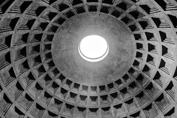 ROMA, ITÁLIA - MAIO 05, 2019: teto monumental de Panteão - igreja e antigo templo romano, Roma, Itália — Fotografia de Stock
