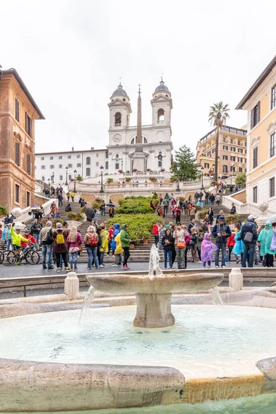 ROME, ITALIEN - MAJ 05, 2019: Många turister på Spanska trappan. Täta gator i Rom, Italien — Stockfoto