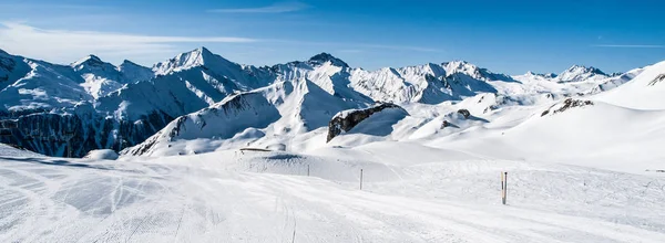 Alp kayak merkezinde güneşli bir kış günü — Stok fotoğraf