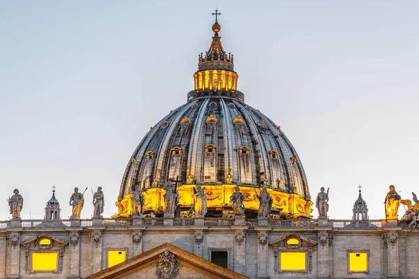 Dome of St Peters Basilica in Vatican City, Rome, Italy. Illuminated by night — Stock Photo, Image