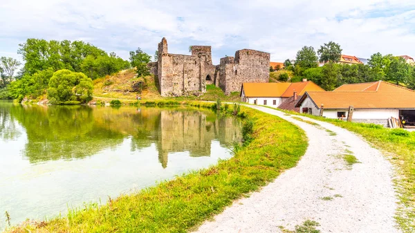 Borotin Castle ruínas com lagoa romântica em primeiro plano, Borotin, Boêmia do Sul, República Checa — Fotografia de Stock
