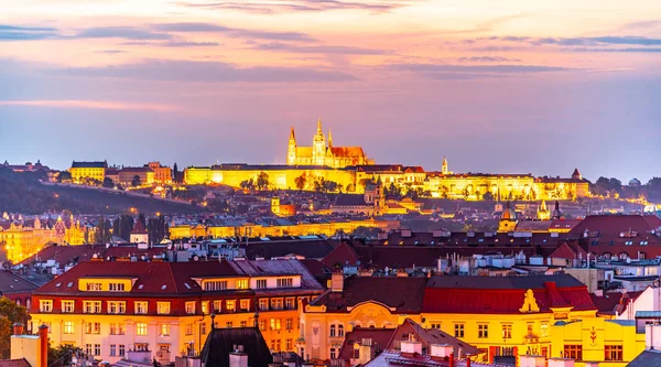 Castillo de Praga panorama de la noche. Mirador desde Vysehrad. Praga, República Checa —  Fotos de Stock