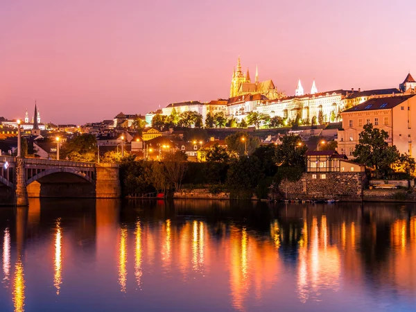 Castillo de Praga y río Moldava por la noche, Praga —  Fotos de Stock