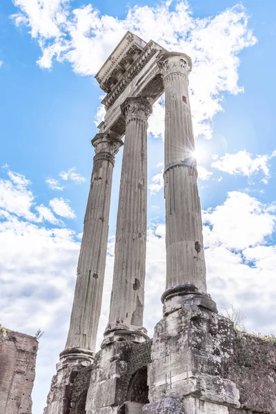 Tempio di Castore e Polluce, italiano: Tempio dei Dioscuri. Antichi ruderi del Foro Romano, Roma, Italia — Foto Stock
