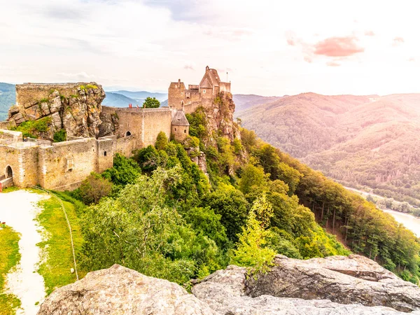 Aggstein Castle zřícenina nad řekou Dunaj ve spolkové oblasti Wachau Valley. Čas západu slunce — Stock fotografie