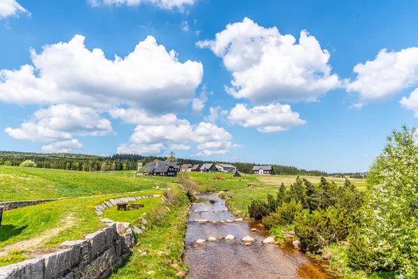 Sunny summer day in Jizerka mountain village. Jizerka river, green meadows and blue sky with white clouds, Jizera Mountains, Czech Republic — Stock Photo, Image