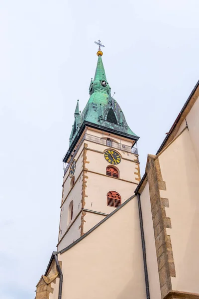 Jindrichuv Hradec, Çek Cumhuriyeti'nde Meryem Ana Varsayımı Kilisesi Dikenli kule — Stok fotoğraf