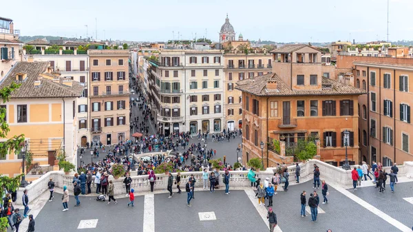 ROME, ITALIEN - MAJ 05, 2019: Många turister på Spanska trappan. Täta gator i Rom, Italien — Stockfoto