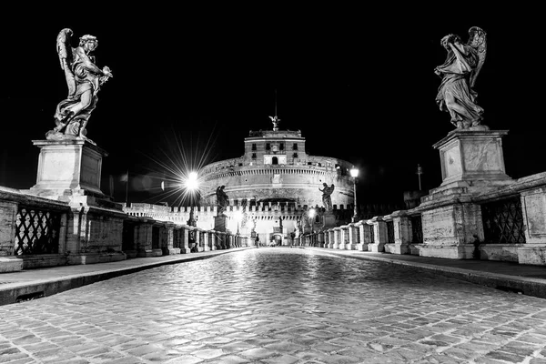 Castel Sant Angelo vista nocturna desde Ponte Sant Angelo, Roma, Italia —  Fotos de Stock