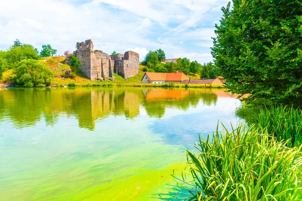 Замок Боротин руины с романтическим прудом на переднем плане, Боротин, Южная Чехия — стоковое фото