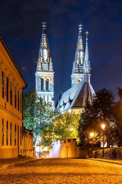 Iglesia de San Pedro y Pablo en Vysehrad. Calle empedrada por la noche. Praga, República Checa —  Fotos de Stock