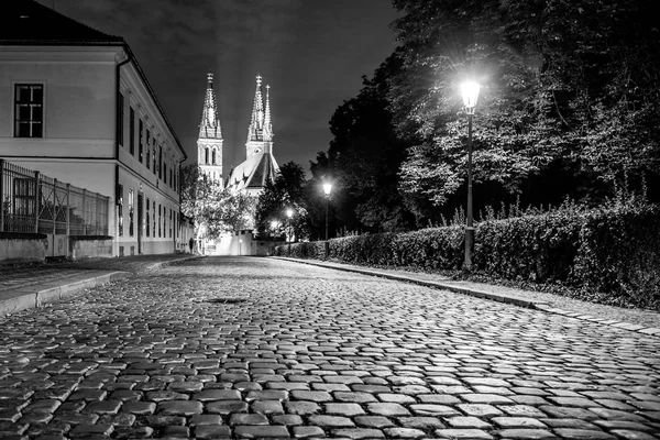 Kościół św Piotra i Pawła na Vysehrad. Brukowanej ulicy nocą. Praga, Czechy — Zdjęcie stockowe