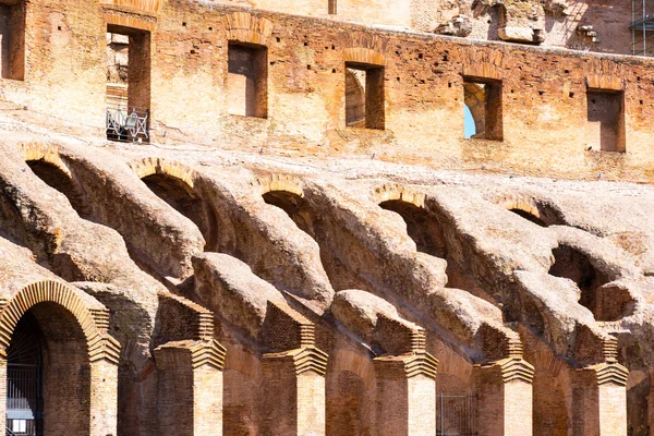 ROMA, ITALIA - 06 MAGGIO 2019: Colosseo, Colosseo o Anfiteatro Flavio, corridoi interni con archi - dettaglio architettonico — Foto Stock
