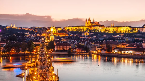 Castillo de Praga, Puente de Carlos y Río Moldava. Vista panorámica nocturna desde la Torre del Puente de la Ciudad Vieja, Praga, República Checa —  Fotos de Stock