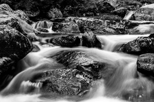 Fiume roccioso di montagna. Colpo a lunga esposizione — Foto Stock