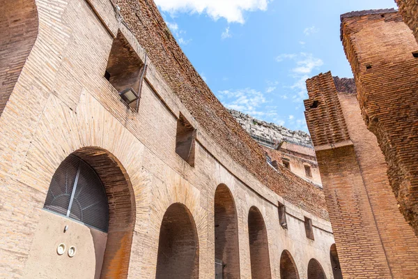 ROME, ITALY - MAY 06, 2019: 콜로세움, 콜로세움 또는 플라비우스 암 피극장, 아치 건축 세부 사항이 있는 인테리어 복도 — 스톡 사진