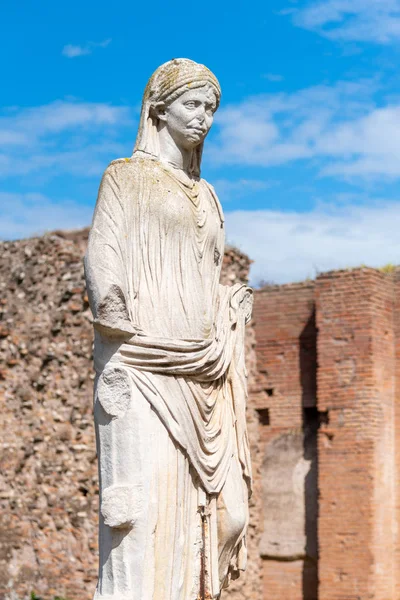 Starožitná mramorová socha Vestal Vigin. Dům Vestals na římském fóru, Řím, Itálie — Stock fotografie