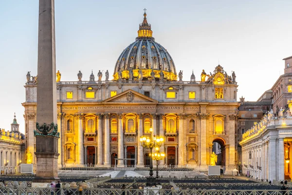 Vatican City by night. Illuminated dome of St Peters Basilica and St Peters Square at the end of Via della Conciliazione. Rome, Italy — Stock Photo, Image
