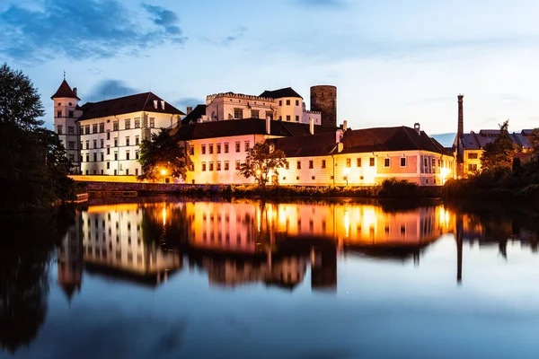 Castello di Jindrichuv Hradec di notte. Riflessione nell'acqua. Repubblica ceca — Foto Stock