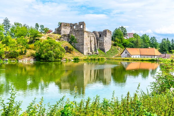 Borotin slottsruiner med romantisk damm i förgrunden, Borotin, södra Böhmen, Tjeckien — Stockfoto