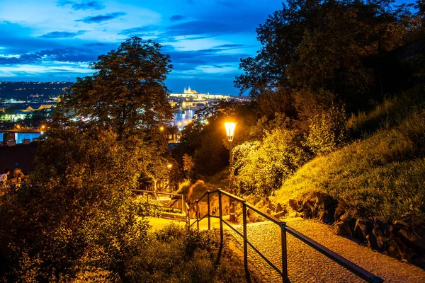 Prag kväll. Utsikt över Pragborgen och floden Vltava från Vysehrad-trappan, Prag, Tjeckien — Stockfoto