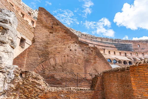 ROME, ITALY - MAYIS 06, 2019: Kolezyum, Kolezyum veya Flavian Amfitiyatrosu, kemerli iç koridorlar - mimari ayrıntı — Stok fotoğraf