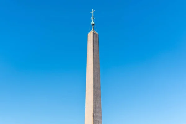 Egyiptomi obeliszk a Vatikán területén a St Peters téren, Róma, Olaszország — Stock Fotó