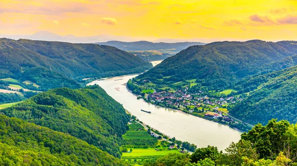 Donau in hügeliger Wachau-Tallandschaft, Österreich — Stockfoto