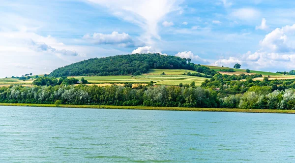 Danube River in hilly Wachau Valley landscape, Austria — Stock Photo, Image