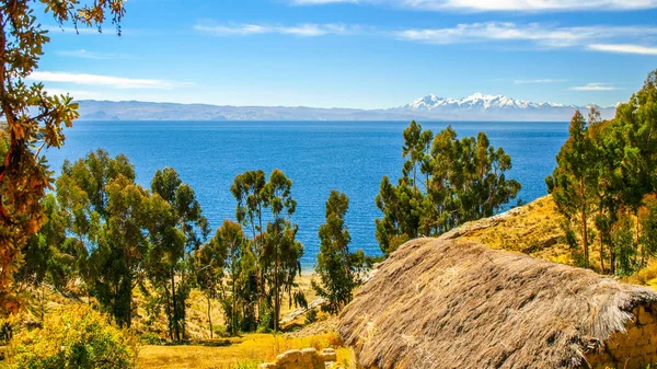 Вид на озеро Титикака и Кордилья-Реаль с острова Солнца - Исла-дель-Соль, Боливия — стоковое фото