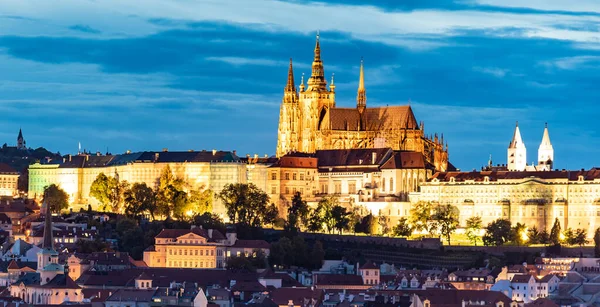 Praagse burcht avond landschap. Hradcany met Sint-Vitus kathedraal na zonsondergang. Praag, Tsjechische Republiek — Stockfoto