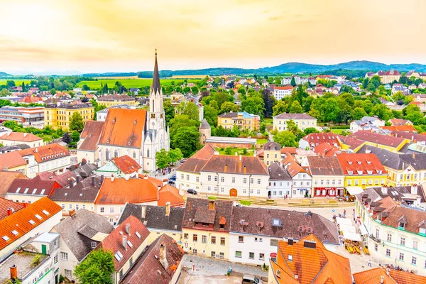 Luchtfoto van melk stad en kerk van de Hemelvaart van St. Mary, Oostenrijk — Stockfoto