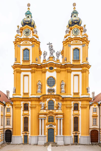 Iglesia de la Abadía Melk. Portal principal con dos torres. Melk, Austria — Foto de Stock