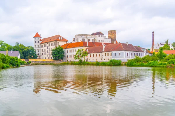 Castello di Jindrichuv Hradec riflesso nello stagno Little Vajgar, Jindrichuv Hradec, Repubblica Ceca — Foto Stock