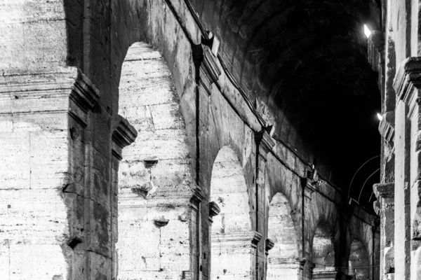 ROME, OLASZORSZÁG - 2019. május 06.: Kolosszeum, Kolosszeum vagy Flavia amfiteátrum, belső folyosók boltívekkel - építészeti részletek — Stock Fotó