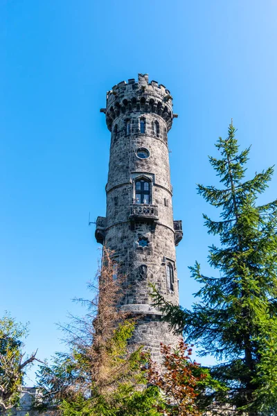 Decinsky Sneznik torre de vigia no topo da montanha Decinsky Sneznik, alemão: Hoher Schneeberg. Área protegida Elbe Sandstones, República Checa — Fotografia de Stock