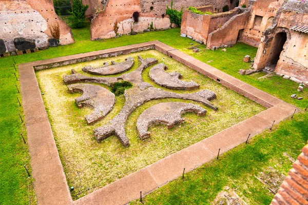 Unterer Innenhof bei domus augustana. antike ruinen auf palatin-hügel, rom, italien — Stockfoto