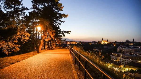 Walkway on Vysehrad fortification walls illuminated by street lamps by night. Prague, Czech Republic — Stock Photo, Image