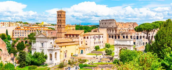 Colosseo e Foro Romano, latino: Foro Romano, cenere più importante dell'antica Roma. Vista aerea dal Palatino — Foto Stock