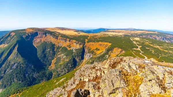 Studnicni Mountain and Giant Valley, Tjeckien: Obri dul, på hösten solig dag i Krkonose - Giant Mountains, Tjeckien. Utsikt från utsiktspunkten på Snezka Mountain — Stockfoto
