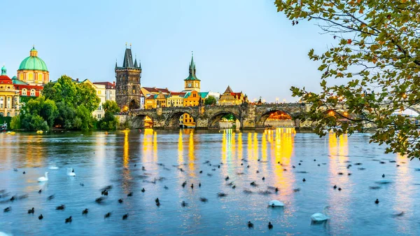 Влтава ріка і освітлення Чарльза Брідж увечері. Прага (Чехія) — стокове фото