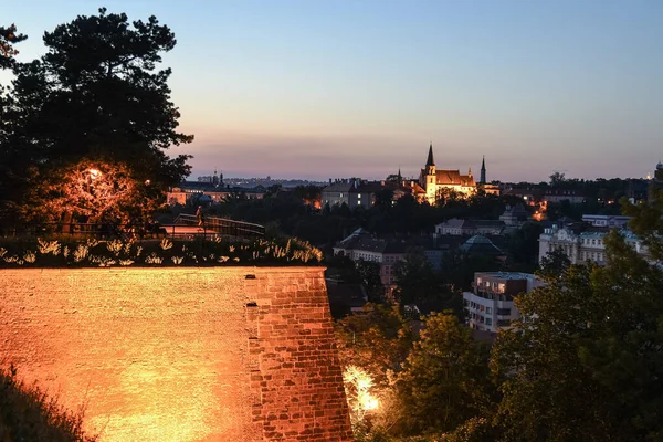 Gehweg auf Vysehrad Befestigungsmauern beleuchtet von Straßenlaternen in der Nacht. Prag, Tschechische Republik — Stockfoto