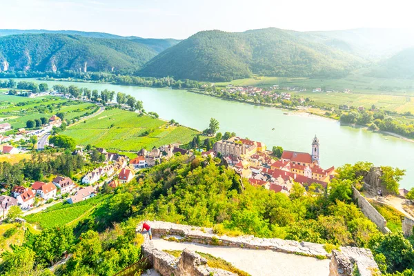 Aussichtsreiche Luftaufnahme von Durnstein Dorf, Wachau Tal der Donau, Österreich — Stockfoto