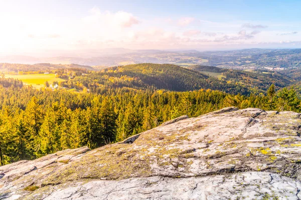 Погляд на Вайт - Рок (Чехія): Біла Скала, поблизу Приховице в горах Джизер (Чехія). — стокове фото